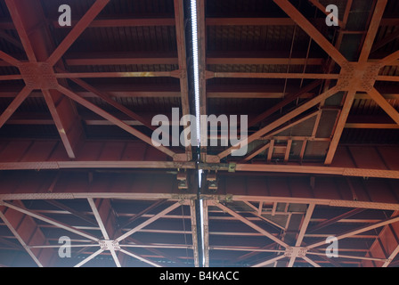 La parte inferiore di Pulaski ponte levatoio mostrando joint lungo Newtown Creek Foto Stock