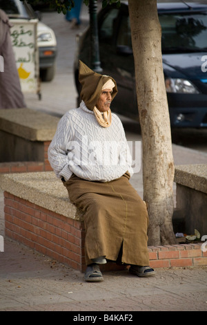 Il vecchio uomo vestito di jelabah in street. testa coperta.89392 Verticale Marocco Foto Stock