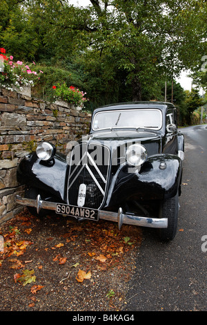 Un 1953 Citroen Avant trazione park accanto alla strada in Estaing, Francia Foto Stock