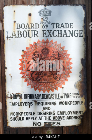 Un vecchio cartello pubblicitario per la scheda del commercio di scambio del lavoro circa 1900 Foto Stock