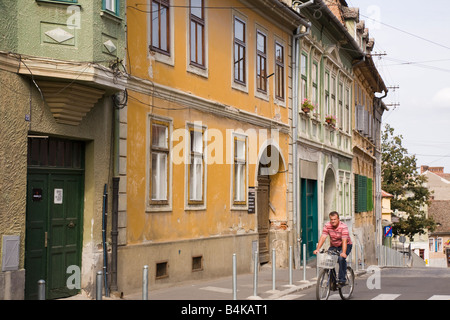 Sibiu Transilvania Romania Europa tradizionali edifici antichi lungo la strada nel quartiere storico della città Foto Stock