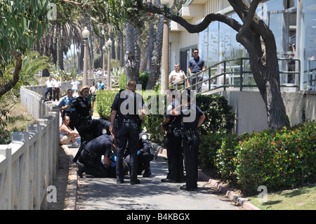 I funzionari di Santa Monica il dipartimento di polizia di arresto sospetto maschio Foto Stock