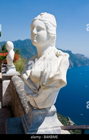 Busto sulla terrazza dell'Infinito nei giardini di Villa Cimbrone Foto Stock