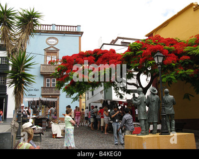 Stallo del mercato e la statua, Plaza Vandale, Santa Cruz de La Palma, La Palma, Canarie, Islas Canarias, Spagna, España, Europa Foto Stock