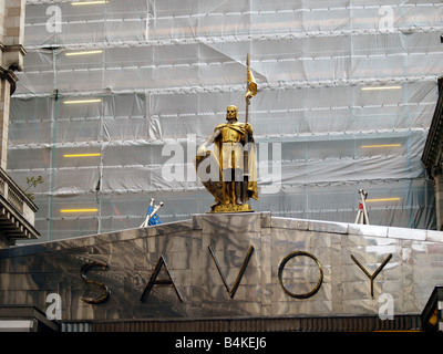 Ingresso principale al Savoy Hotel di Londra mentre in fase di ristrutturazione. Foto Stock
