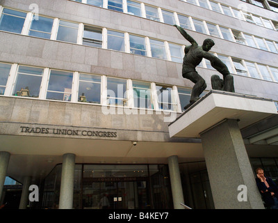 Sindacati headquarters building con la scultura in bronzo di Bernard prati che rappresenta lo spirito di del sindacalismo. Foto Stock