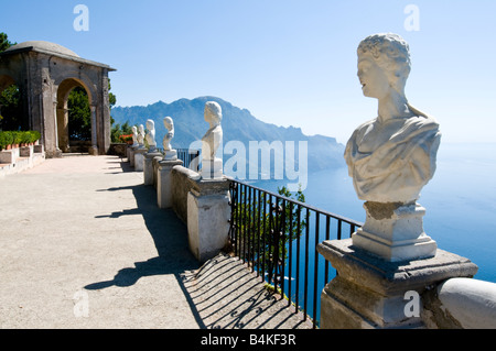 Busti sulla terrazza dell'Infinito nei giardini di Villa Cimbrone con il tempio di Cerere in background Foto Stock