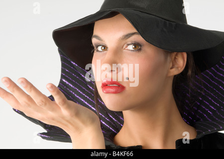 In prossimità di una strega carino con hat e labbra rosse Foto Stock