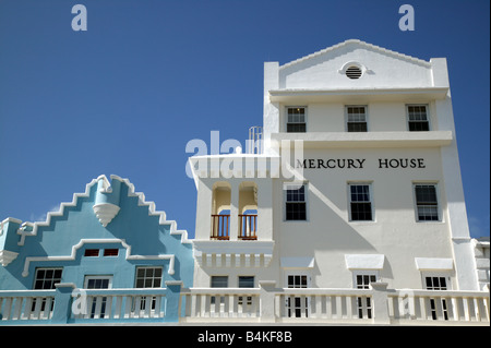 Tradizionale architettura Bermudan visto su su Front Street Hamilton, Bermuda Foto Stock