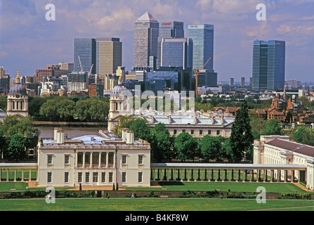 Vista dal Royal Observatory, guardando attraverso il parco di Greenwich verso Royal Naval College e da Canary Wharf, London, England, Regno Unito Foto Stock