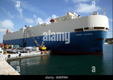 Grand Pioneer auto Transporter nave veicoli di scarico al numero 6 di dock, Hamilton, Bermuda Foto Stock