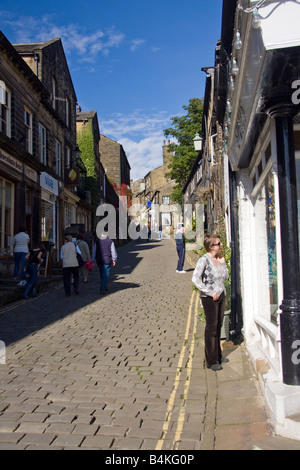 Haworth acciottolate Main Street West Yorkshire Regno Unito. Foto Stock