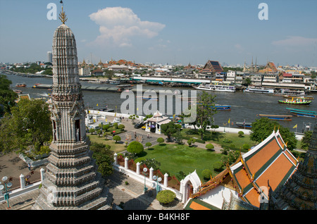 Una vista del Grand Palace e del Wat Pho da Wat Arun attraverso il fiume Chao Phraya in Bangkok Foto Stock