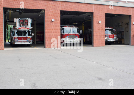 Tre alloggiamenti per garage di casa fuoco aperto con firetrucks sul display Foto Stock