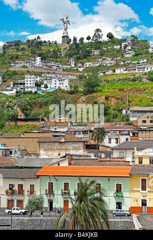 Vergine di Quito statua, su El Panecillo Hill, affacciato su Quito vecchia, Ecuador Foto Stock