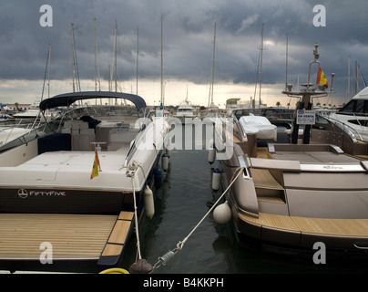 Potenza di lusso barche e yacht in vendita in Sitges marina in un giorno di tempesta Foto Stock