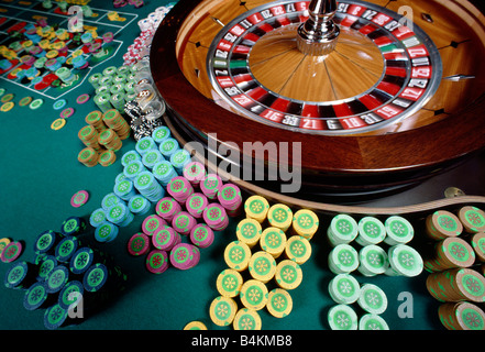 La ruota della roulette e tavolo con chip in un Atlantic City New Jersey casino Foto Stock