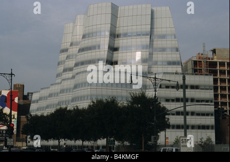 Architetto Frank Gehry's IAC World HQ, in Chelsea District di Manhattan a New York, da sud-ovest con alberi Foto Stock