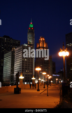 Vista notturna della Wrigley Building e Torre theTribune, Chicago Illinois Foto Stock