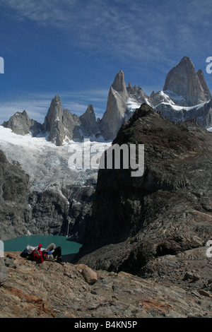 Trekker in appoggio ai piedi del monte Fitz Roy, El Chaltén, Argentina, Patagonia Foto Stock