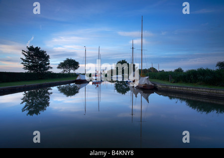 La storica cacciatori tradizionali in legno barche a vela in corrispondenza della loro base su Norfolk Broads Foto Stock