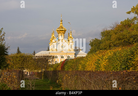 Il Grand Palace dal giardino superiore in autunno la luminosa luce del sole, Peterhof, San Pietroburgo, Russia Foto Stock