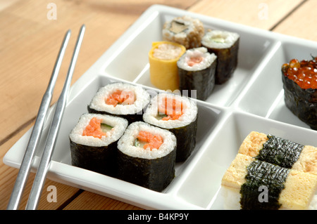 Una selezione di sushi con bacchette Foto Stock