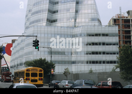 Architetto Frank Gehry's IAC World HQ, in Chelsea District di Manhattan a New York, da sud-ovest con il bus di scuola Foto Stock