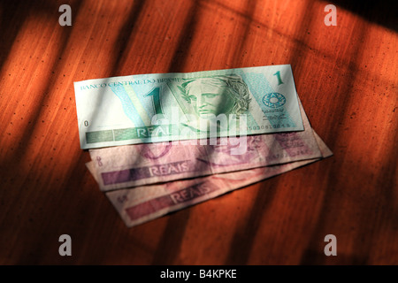 Reais valuta le fatture su un tavolo con ombra Foto Stock