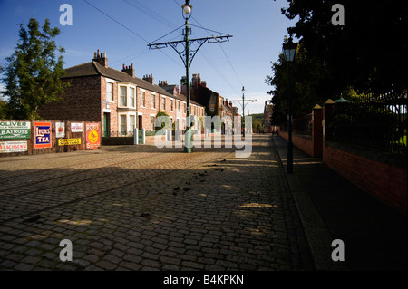 Strada vittoriana con le linee di tram e linee di alimentazione aeree Foto Stock