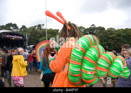 Un giovane uomo vestito come una lumaca, in piedi davanti al palco principale, UK Bestival 2008 Isola di Wight Foto Stock