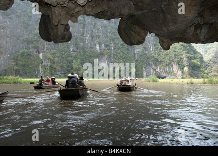 Tam Coc (tre grotte) sulle Ong Dong River, Vietnam del nord Foto Stock