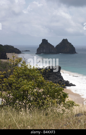 Morro do Pico, visto dal forte fare Boldro, Fernando de Noronha, Brasil Foto Stock