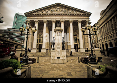 Monumento commemorativo di guerra delle truppe di Londra di fronte al Royal Exchange Building London UK. Foto Stock