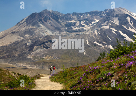 Escursionismo Mount Saint Helens Il Parco Nazionale del Vulcano Washington guardando Caldera con tappo di lava Foto Stock