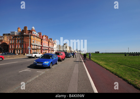 Brighton e Hove lungomare con vista di Kings Road, Hove, East Sussex, Inghilterra Foto Stock