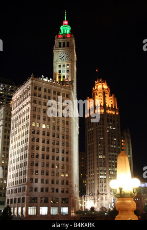 Vista notturna della Wrigley Building e la torre della tribuna, Chicago Illinois Foto Stock