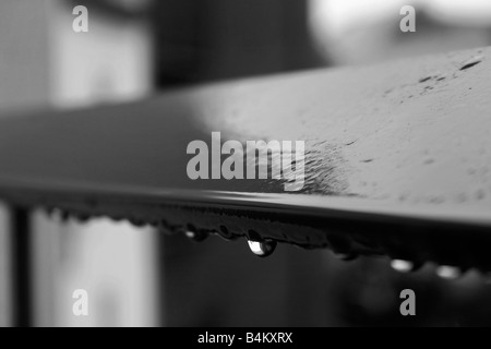 Stretta di mano di rampa con goccioline di acqua Foto Stock