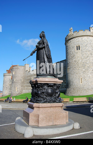 La regina Victoria statua e il Castello di Windsor, Windsor, Berkshire, Inghilterra, Regno Unito Foto Stock