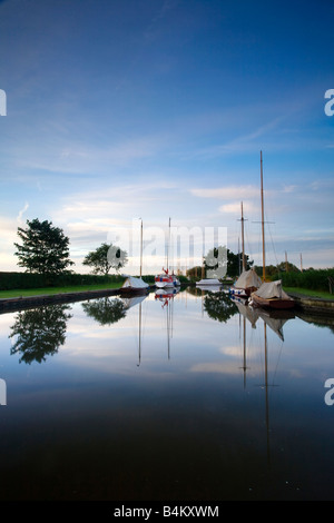 La storica cacciatori tradizionali in legno barche a vela in corrispondenza della loro base su Norfolk Broads Foto Stock