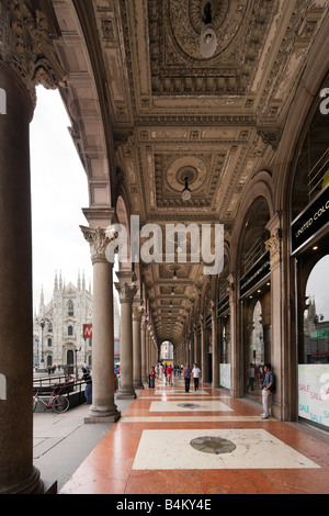 Shopping Arcade che si affaccia sulla Cattedrale e Piazza del Duomo di Milano, Lombardia, Italia Foto Stock