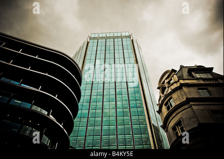 L'ex Stock Exchange Tower si trova al 125 di Old Broad Street, accanto all'esterno curvo di 60 Threadneedle Street. Londra Regno Unito. Foto Stock