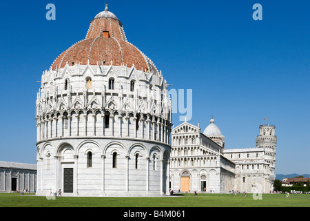 Il Battistero e il Duomo e la Torre Pendente e Piazza dei Miracoli a Pisa, Toscana, Italia Foto Stock