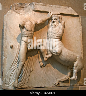 Targa di marmo proveniente dalle metope meridionali del Partenone Lapith guerriero che combatte un Centauro, Partenone 447-432 a.C. Acropoli Atene 5° secolo a.C. Foto Stock