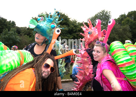 Quattro amici travestiti insieme come una lumaca alla festa in costume in Bestival, guardando la telecamera, Regno Unito Isola di Wight 2008 Foto Stock