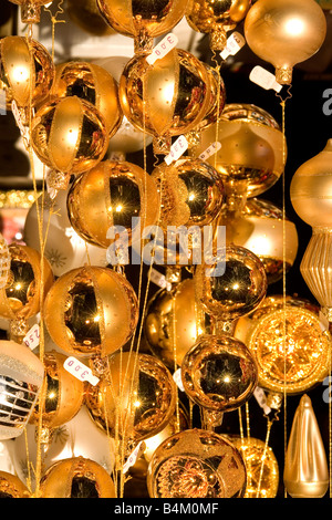 EU DE Germania Baviera Monaco di Baviera Christkindlmarkt a Marienplatz mercatino di Natale Natale baubles Foto Stock