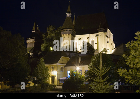 Biertan Transilvania Romania Europa fortificato del XV secolo la chiesa sassone illuminazione notturna Foto Stock