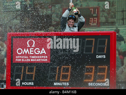 Il giro del mondo yachtswoman Ellen MacArthur arriva di nuovo a Falmouth ore dopo lo sfondamento del tondo da solista il record mondiale per il viaggio più veloce in 71 giorni 14 ore 18 minuti e 33 secondi di Febbraio 2005 Foto Stock