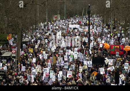 Le manifestazioni contro la guerra protesta Londra Febbraio 2003 anti guerra manifestazione a Londra che termina in Hyde Park la polizia ha stimato che 2 milioni di persone si voltò per fermare la guerra coalizione marzo Foto Stock