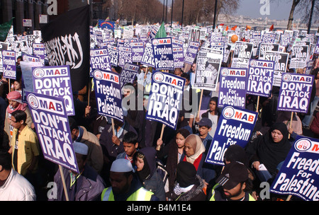 Le dimostrazioni anti guerra in Iraq protesta Londra Marzo 2003 musulmani marzo attraverso il centro di Londra si vede qui passando lungo il terrapieno che manifestano contro la guerra in Iraq Foto Stock